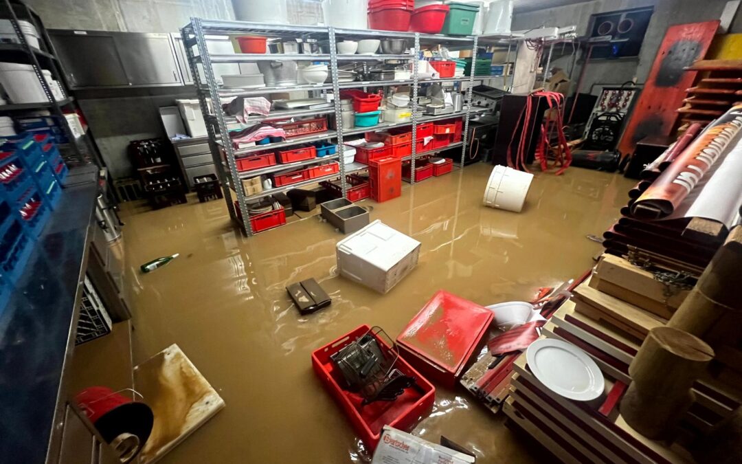 Wasserschaden durch schwe­res Unwetter mit Starkregen